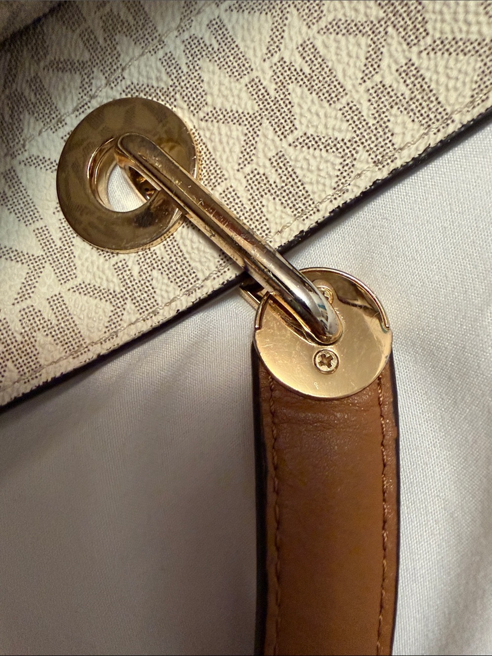 Michael Kors Elegant Beige Tote Bag - Picture 8 of 11